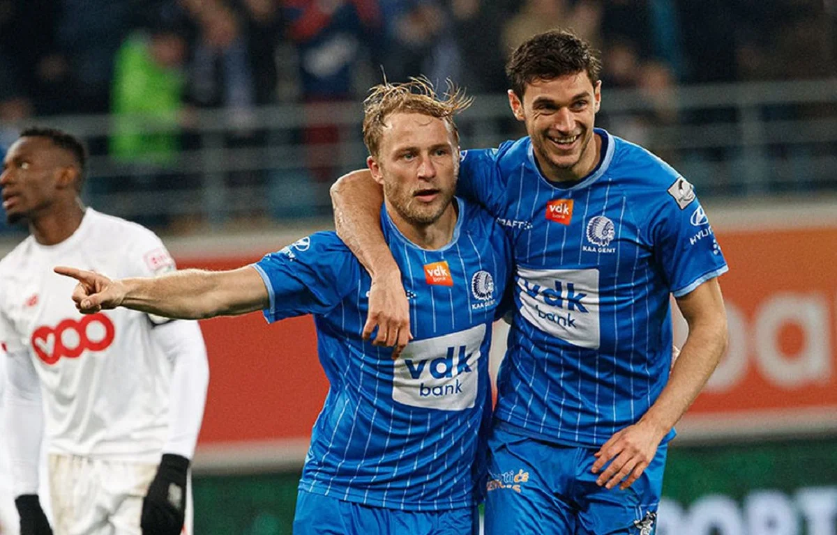 Яремчук и Безус празднуют гол последнего / Belga