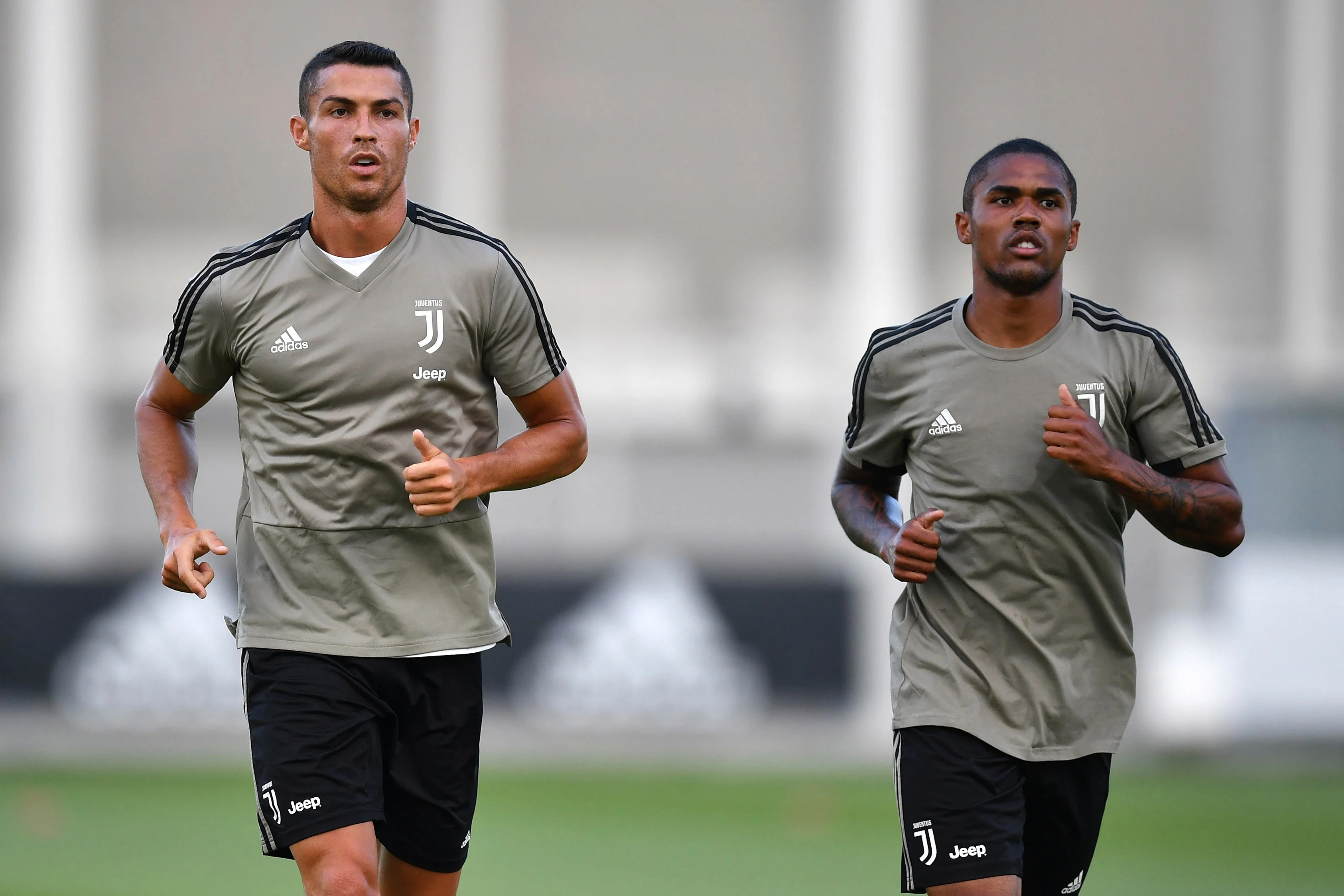 Криштиану Роналду и Дуглас Коста / The Sun