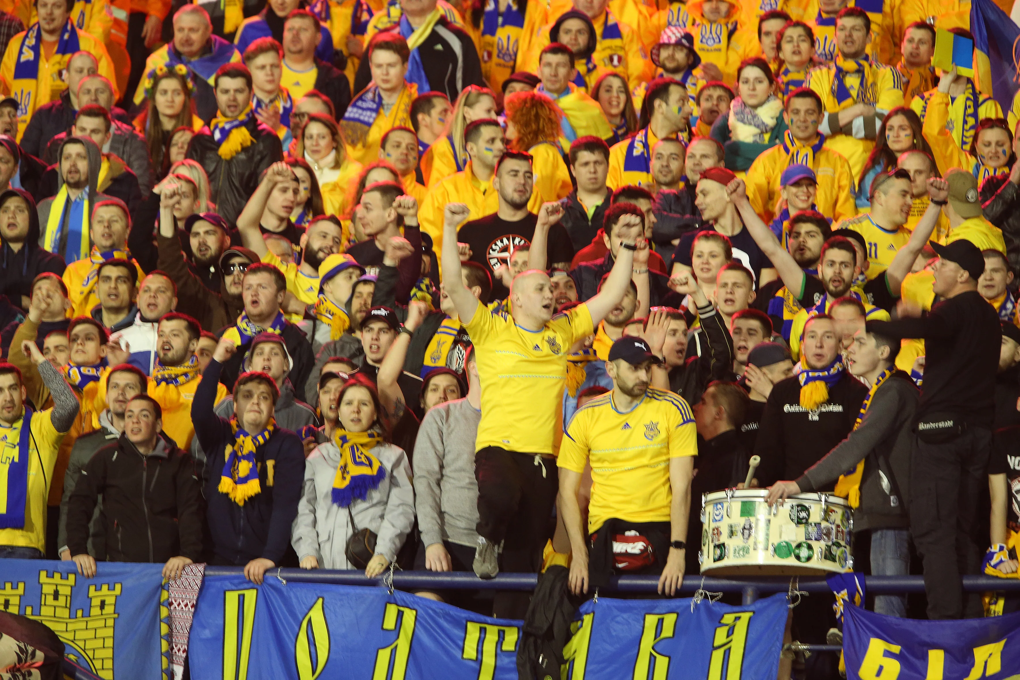 Фанати збірної України / фото Є. Кравса