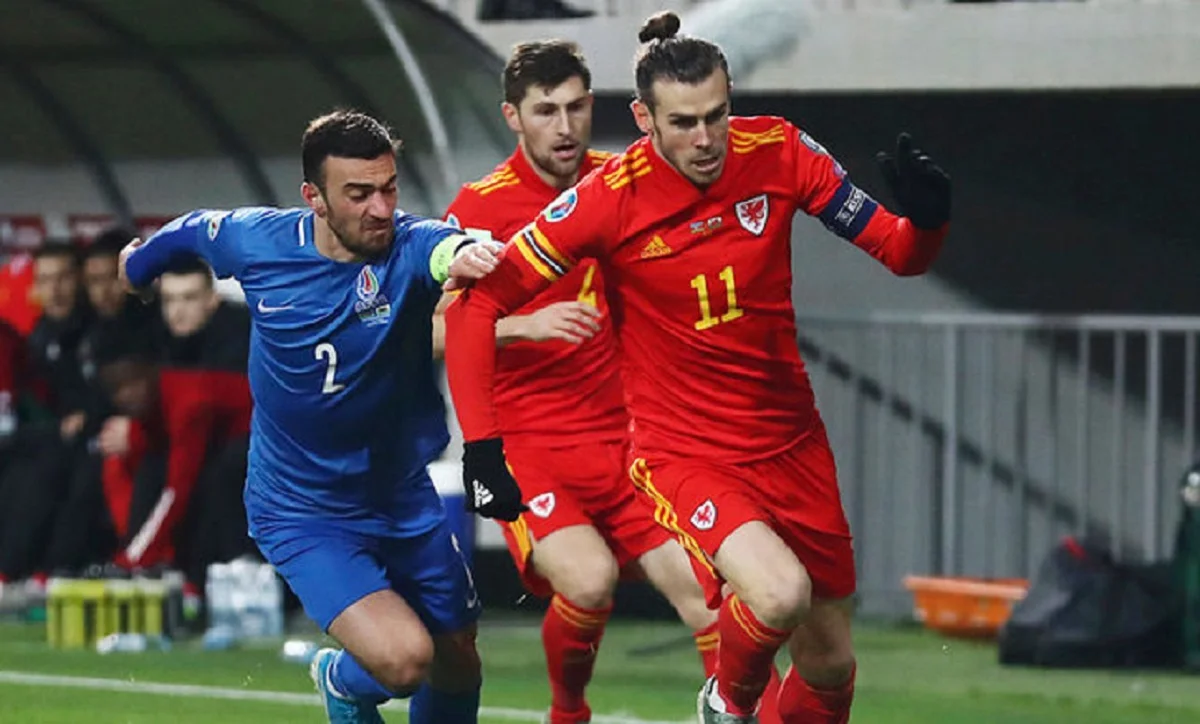 Гарет Бейл убегает от оппонента / Goal.com