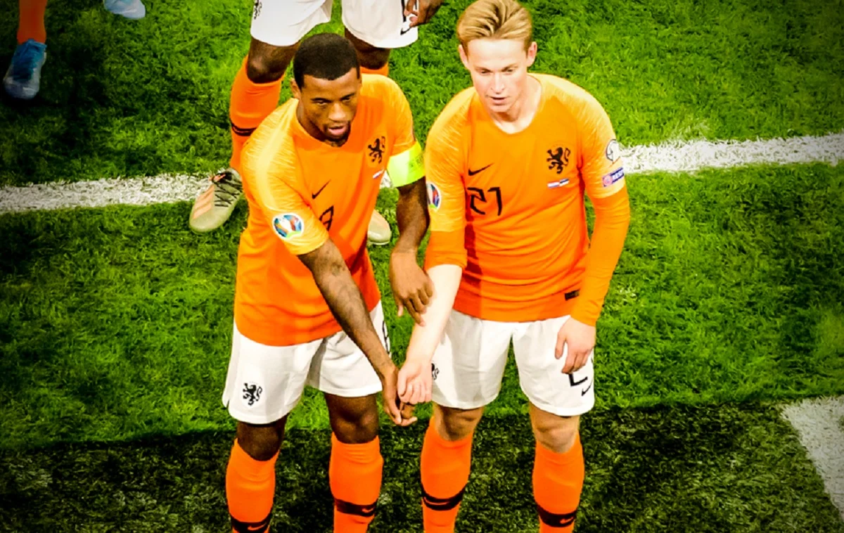 Вейналдум (зліва) приніс Нідерландам розгромну перемогу