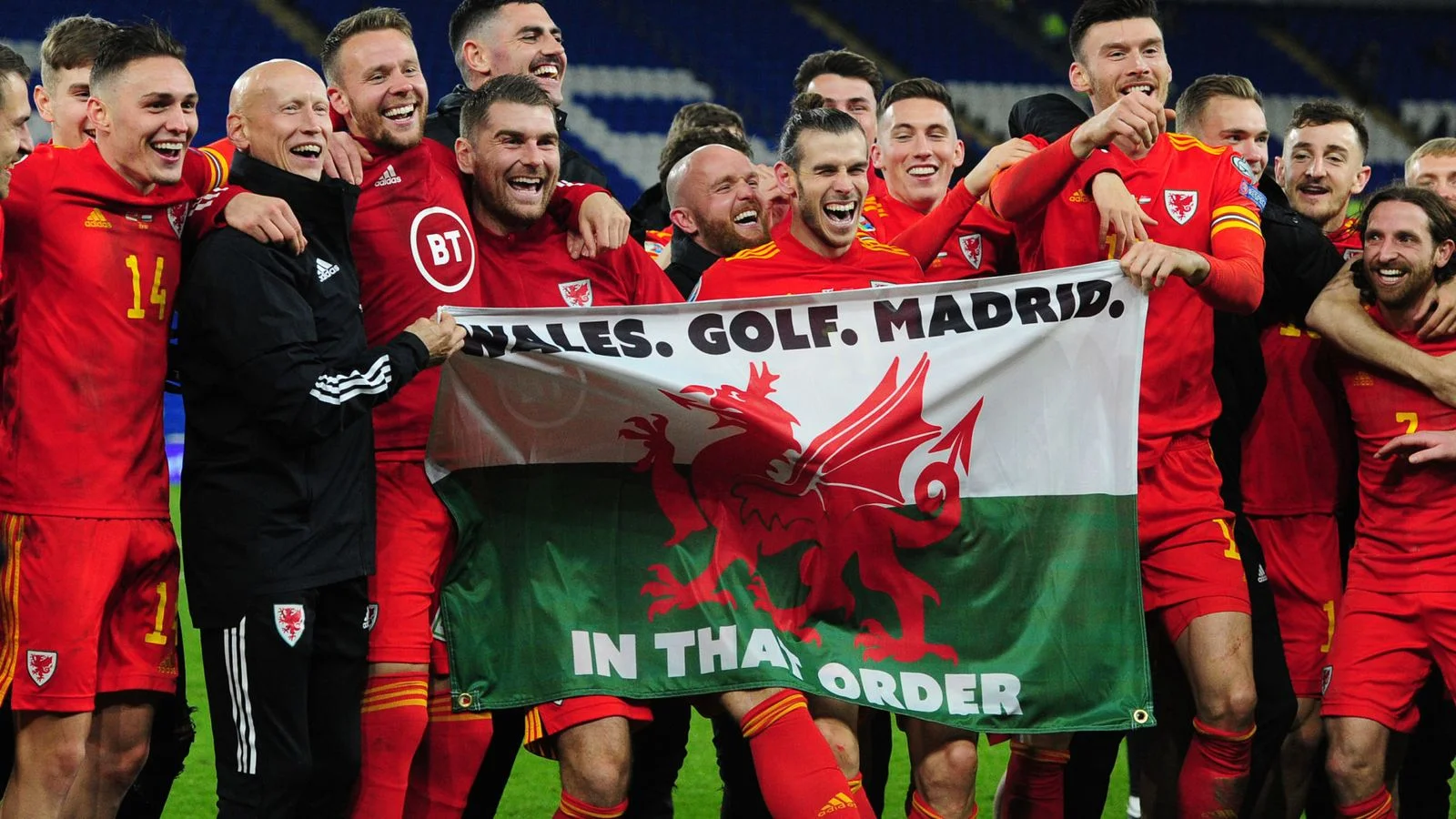 Сборная Уэльса со скандальным флагом / Sky Sports