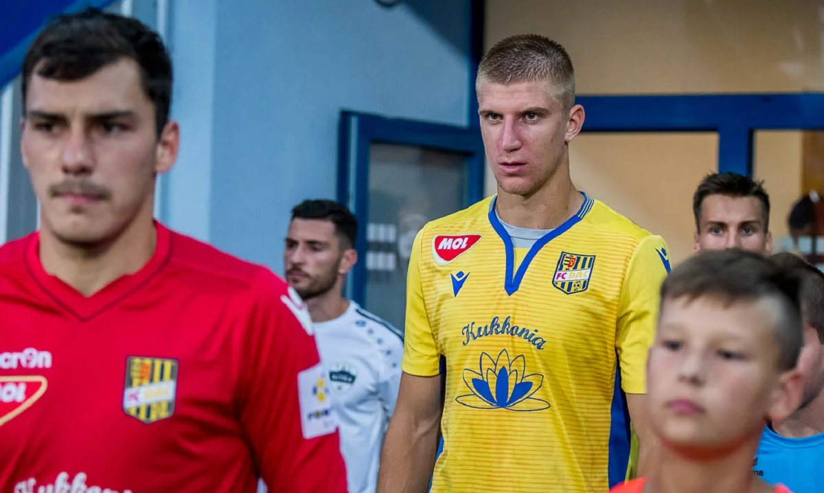 Данило Бескоровайний не зраджує жовто-синім барвам і у клубі / Фото ДАК