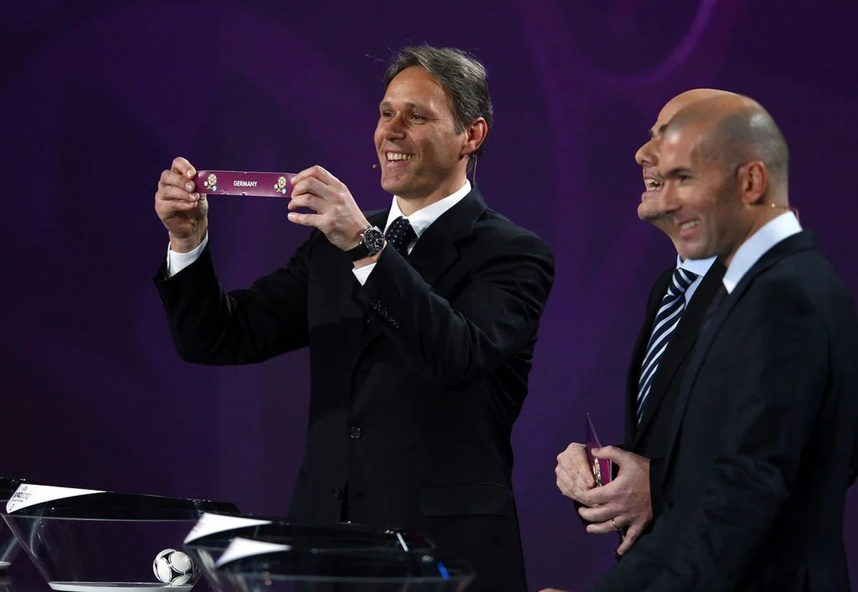 Марко ван Бастен (ліворуч) вигукнув "Зіг Хайль" після інтерв'ю німецького тренера нідерландського клубу