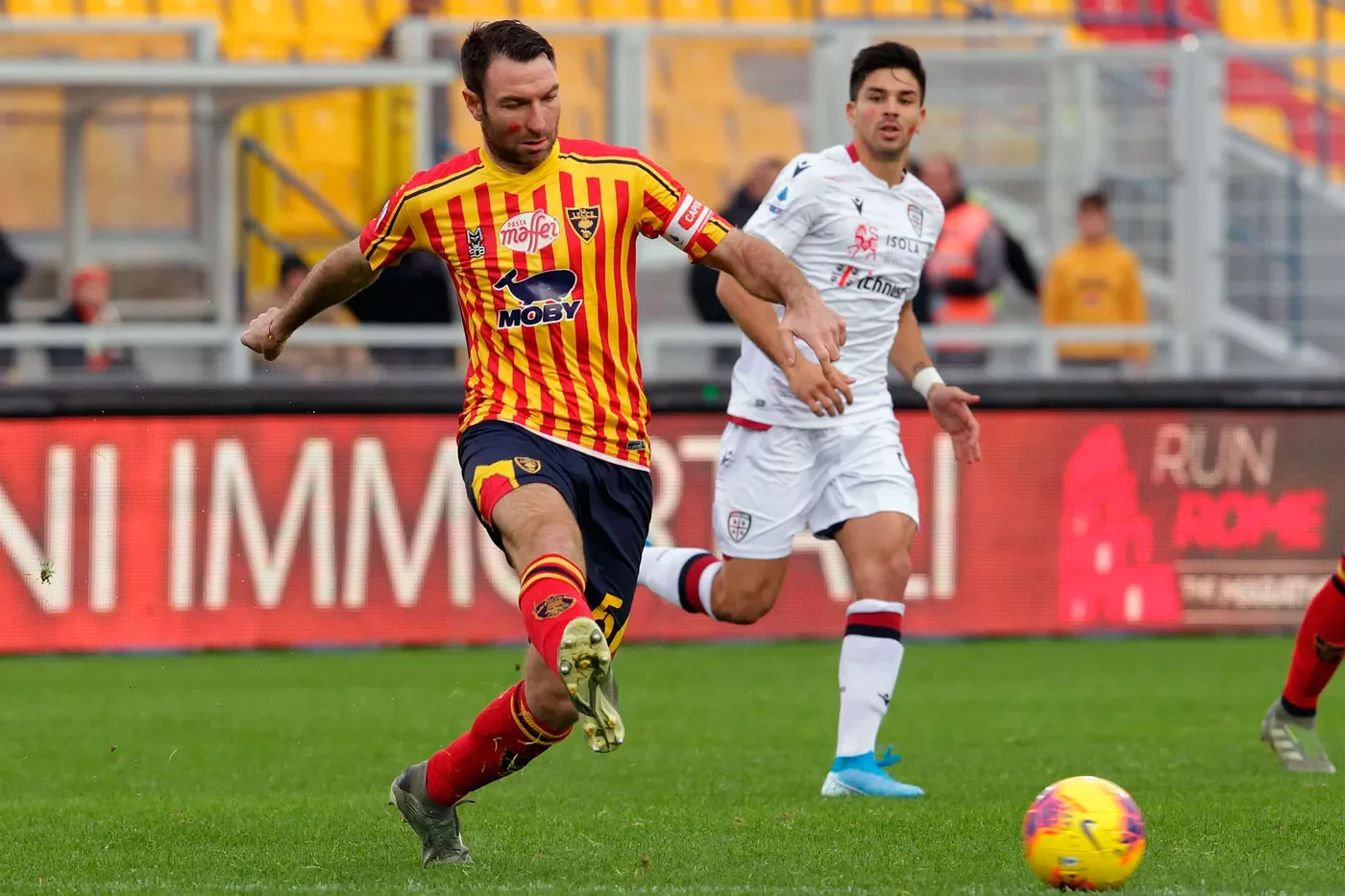 Лечче врятував нічию з Кальярі у матчі з трьома вилученнями – "джалороссі" відігралися з 0:2, Шахов зіграв 69 хвилин