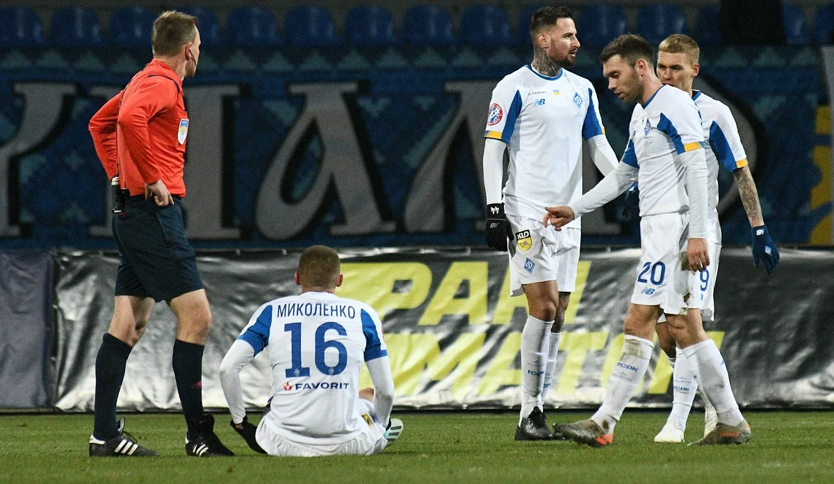 Віталій Миколенко (посередині) / Футбол 24