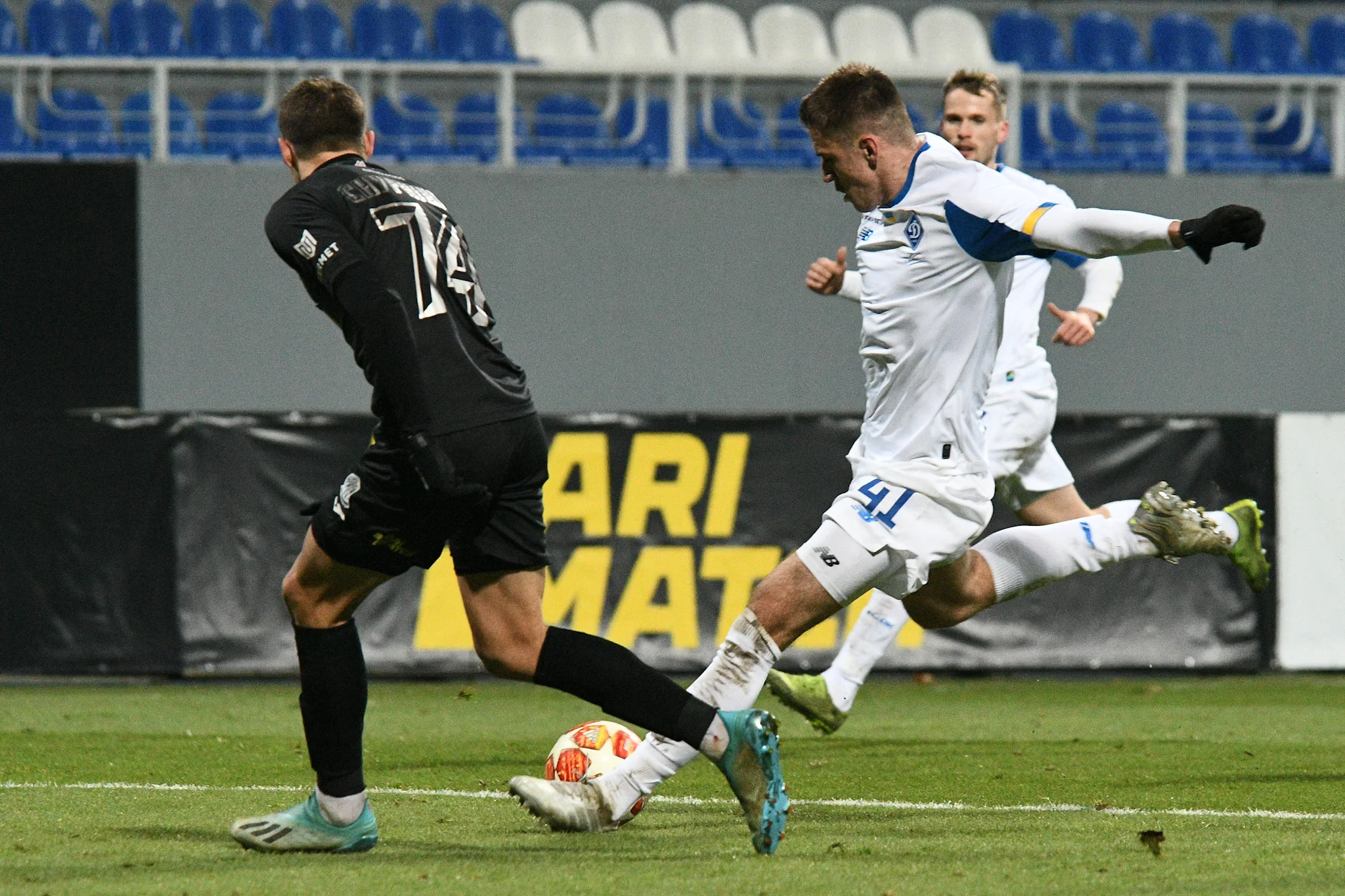 Бєсєдін атакує ворота Олімпіка / Футбол 24