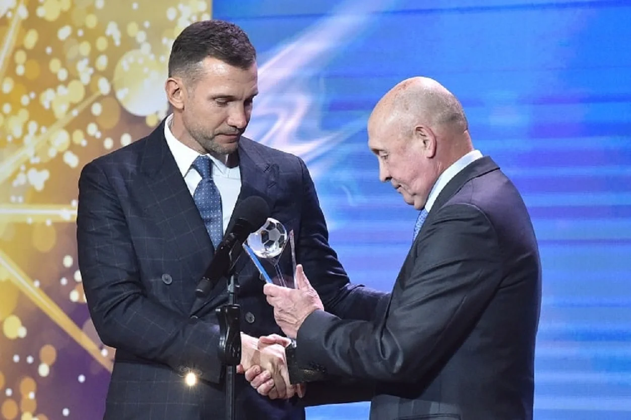 Шевченко отримує нагороду від Миколи Павлова / Фото УАФ