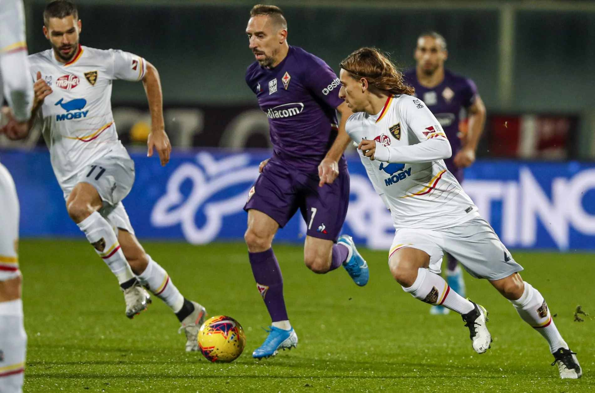 Євген Шахов (ліворуч) у матчі Лечче – Фіорентина