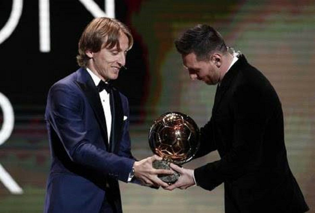 Модрич вручает приз Месси / Твиттер France Football