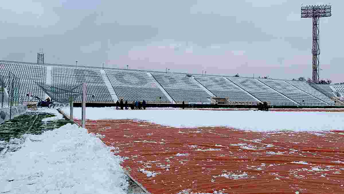 Ворскла собрала офисных сотрудников клуба для спасения стадиона от снега