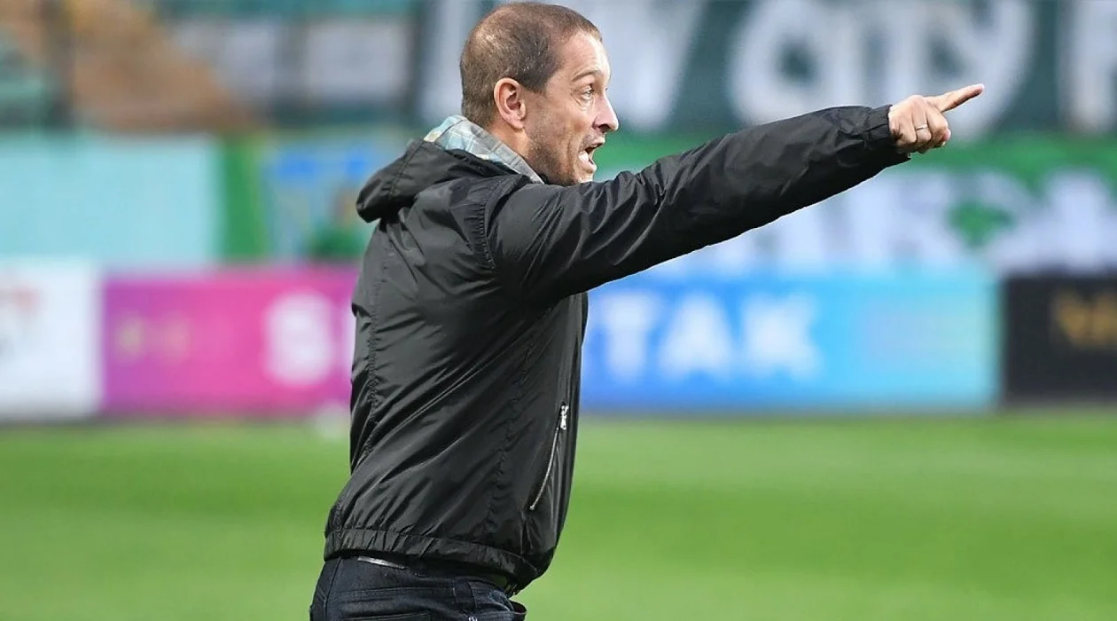 Роман Санжар указывает на дверь сразу трем игрокам Карпат / Фото из открытых источников