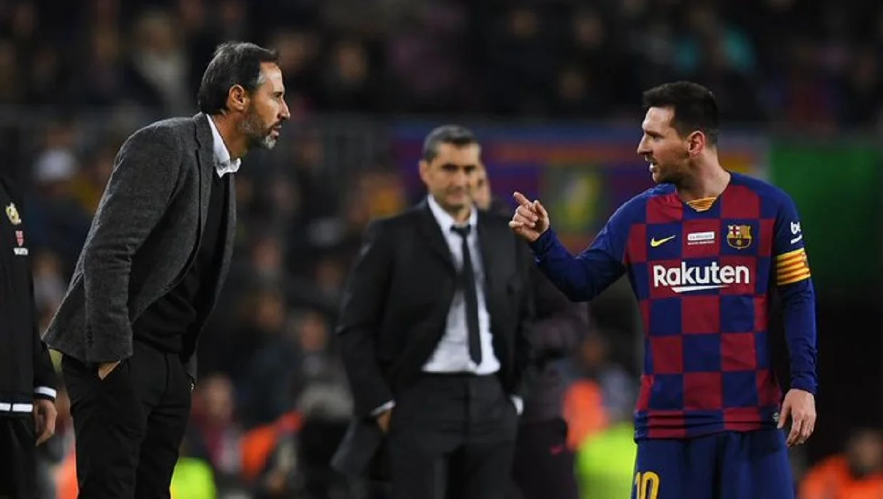 Лионель Месси и Висенте Морено во время словесной перепалки / ФК Барселона