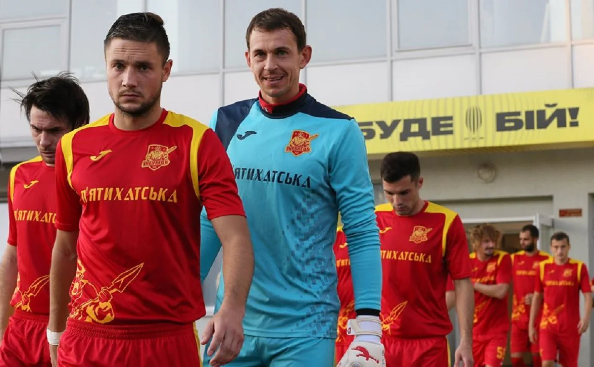 Богдан Шуст виходить на матч проти Руху / Фото Є. Кравс