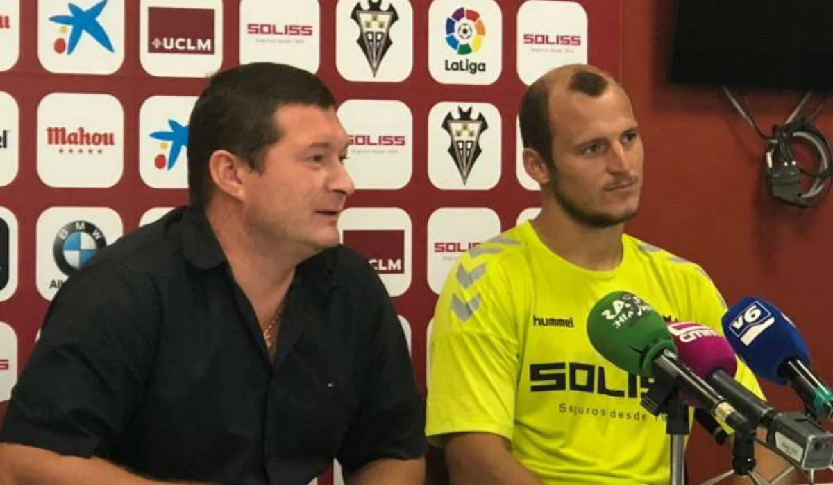 Роман Зозуля з агентом / фото: Facebook Володимира Кузьменка