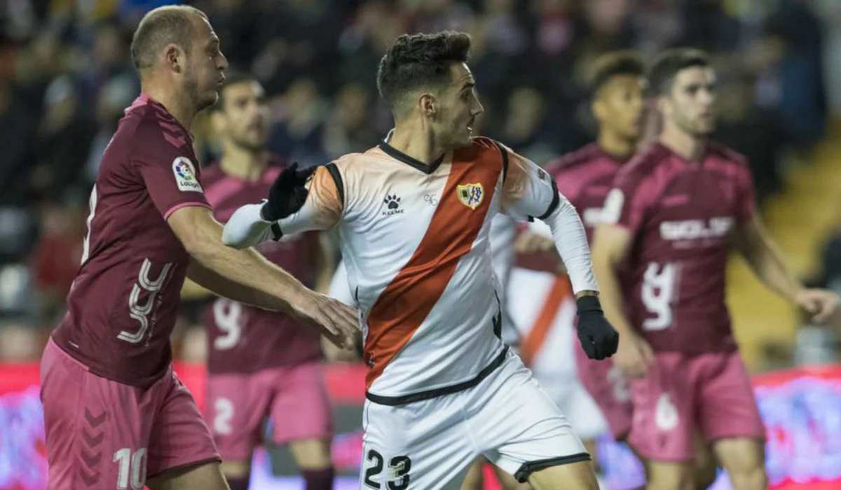 Роман Зозуля (зліва) у матчі Райо Вальєкано – Альбасете / La Liga