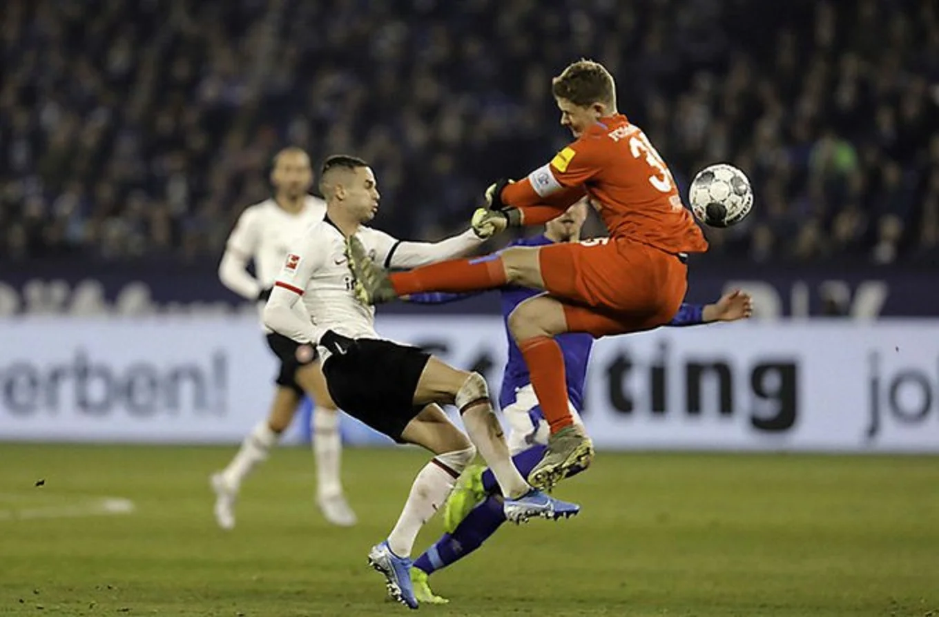 Нюбель выполняет Де Йонга в финале ЧМ-2010