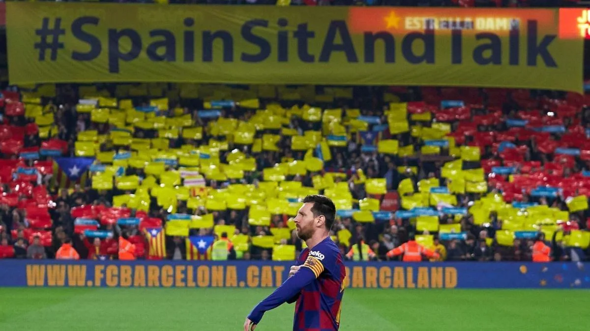 Барселона оштрафована за поведение фанатов / Marca