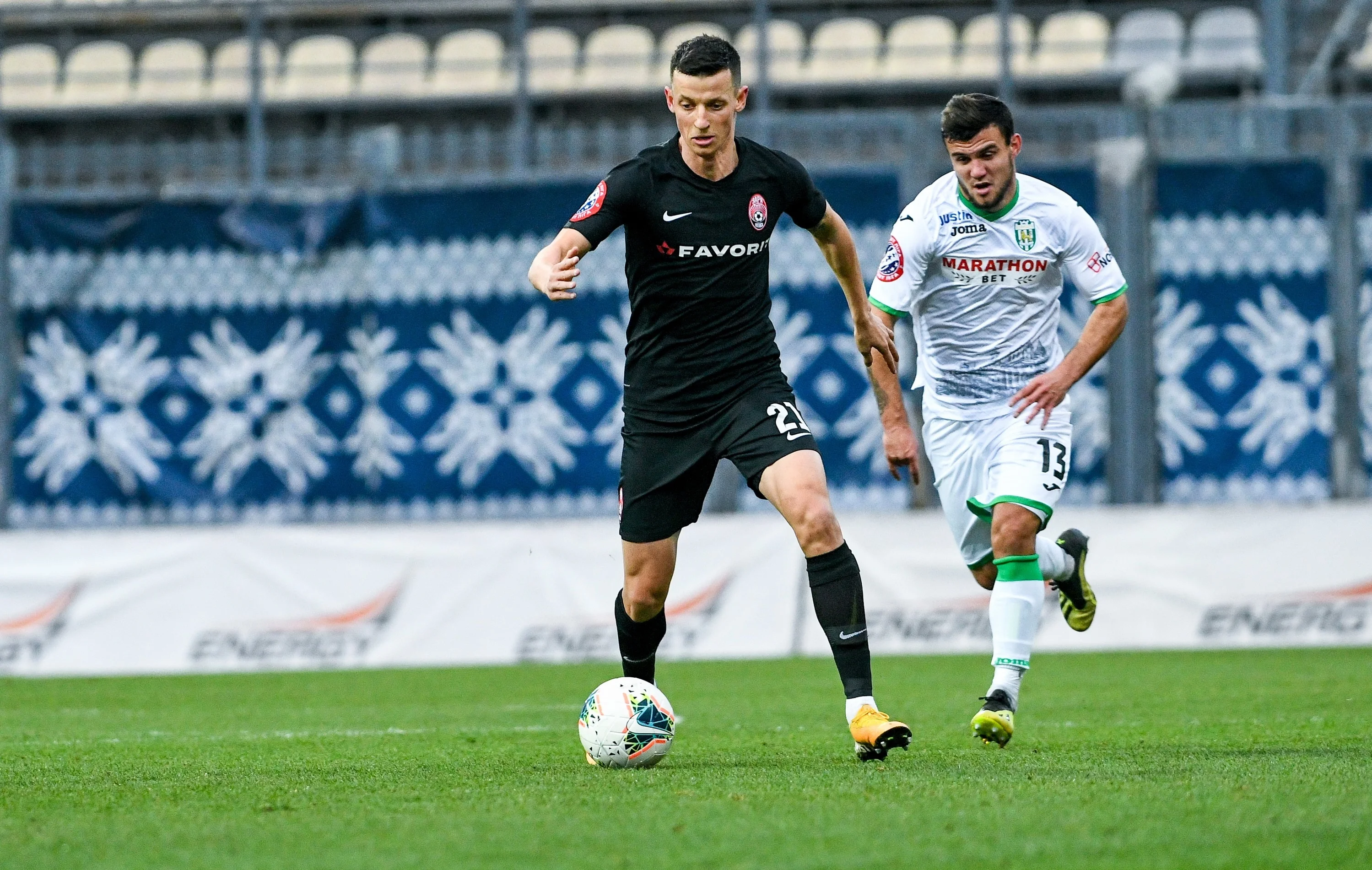 Дмитро Іванісеня (із м'ячем) / ФК Зоря