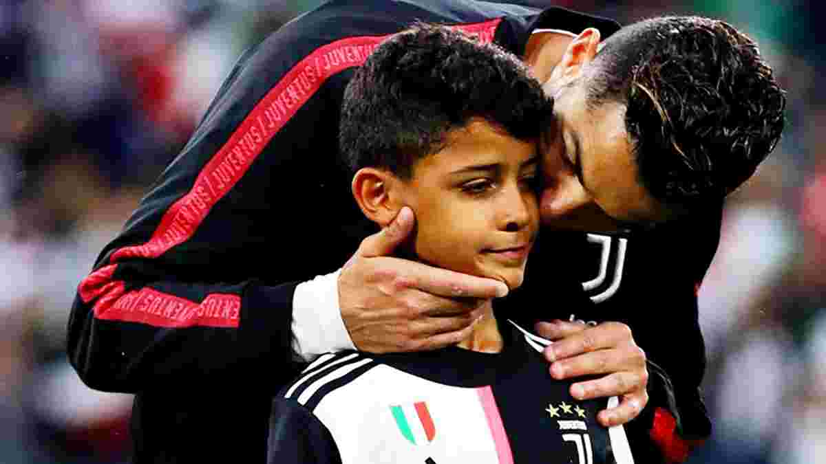 Роналду разом із сином зіграв у футбол з безногим хлопчиком – зворушливе відео