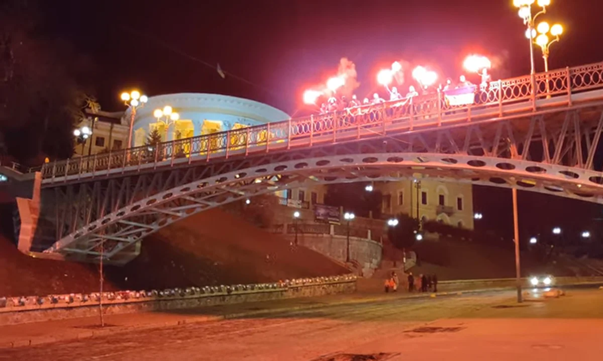 Ультрас Динамо на мосту в Киеве / Фото из открытых источников