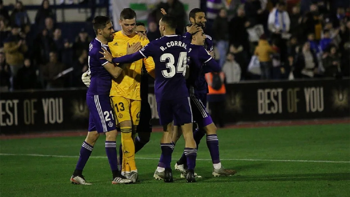 Андрій Лунін – герой Вальядоліда в обіймах одноклубників / твіттер Вальядоліда