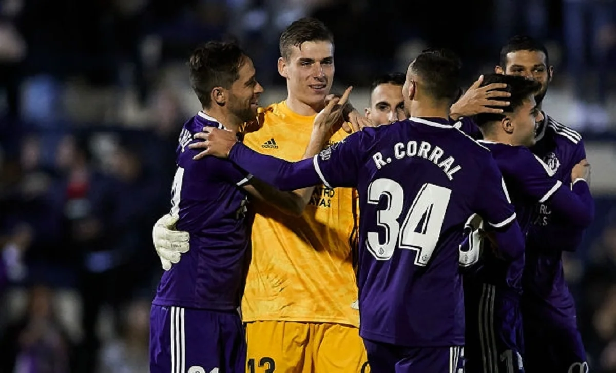 Андрій Лунін отримує привітання від партнерів по Вальядоліду / Getty Images