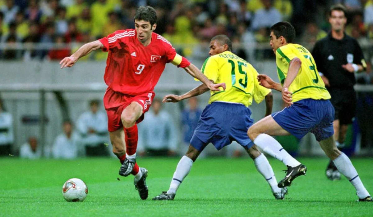 Хакан Шукюр в матчі Туреччина – Бразилія на ЧС-2002 / Getty Images