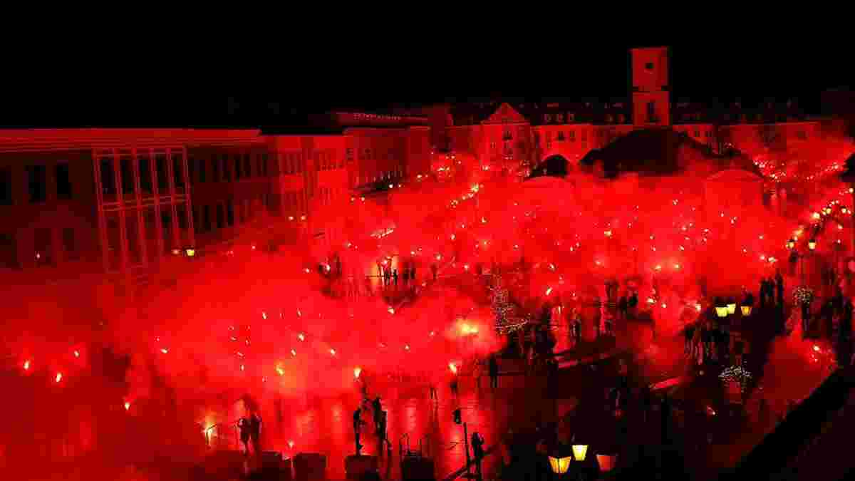 Польские фанаты "зажгли" город, празднуя юбилей местного клуба – захватывающее зрелище