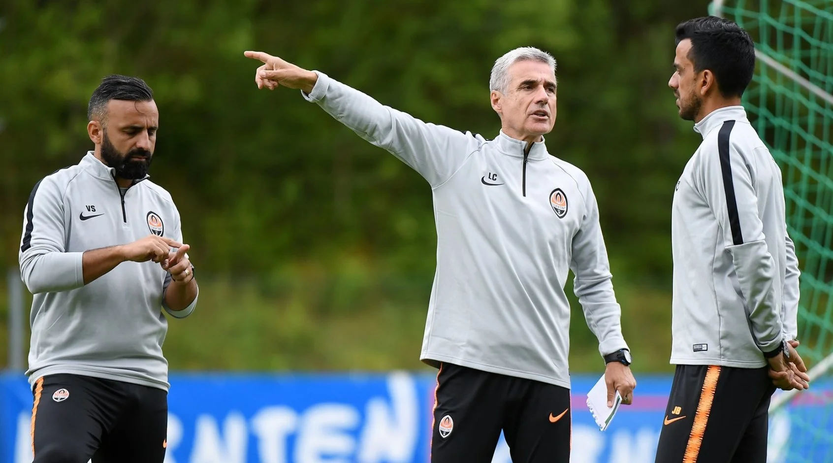 Луїш Каштру вказує напрямок / Фото ФК Шахтар