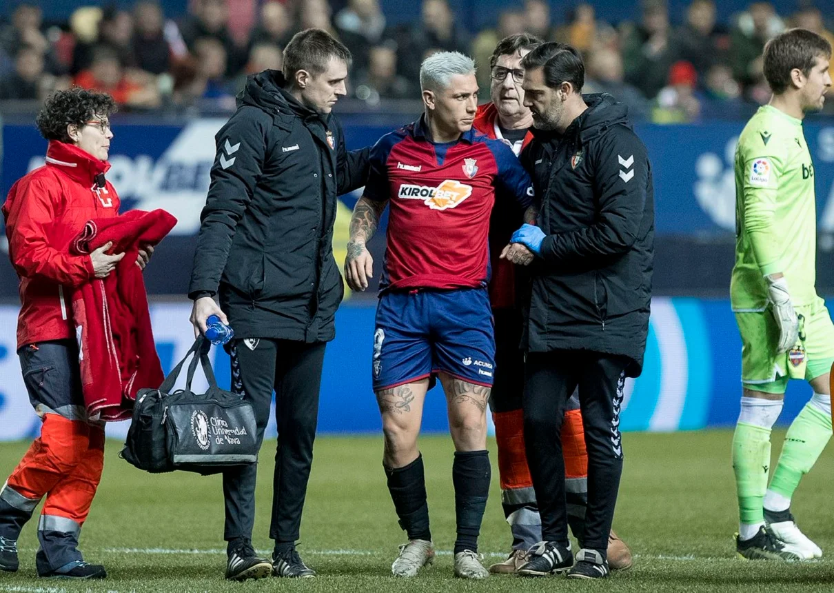 Авіла в оточенні лікарів / Твіттер Осасуни