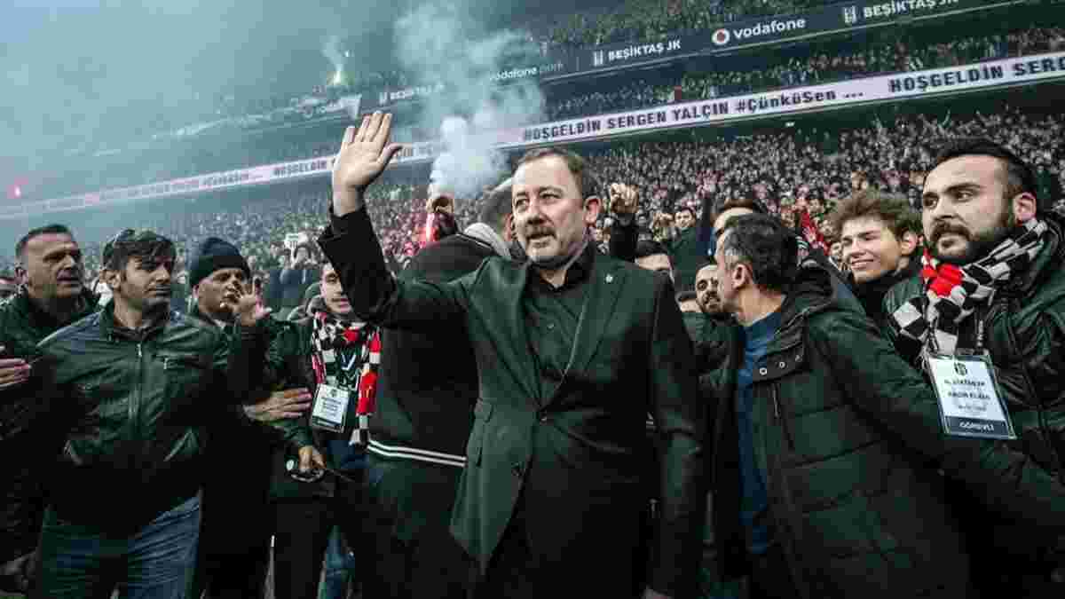 Фанаты Бешикташа устроили адский прием на стадионе во время презентации нового тренера – огненное видео