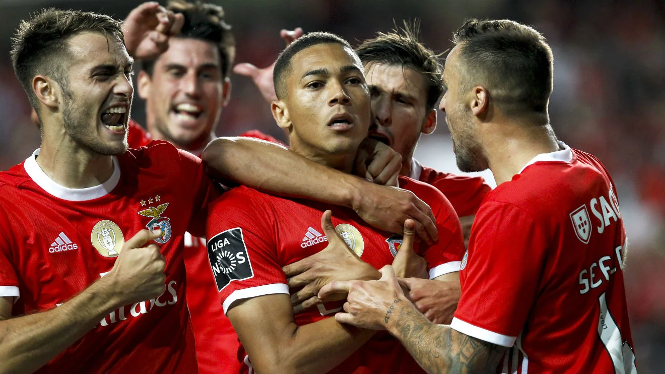 Карлос Винисиус в объятиях одноклубников / ФК Бенфика