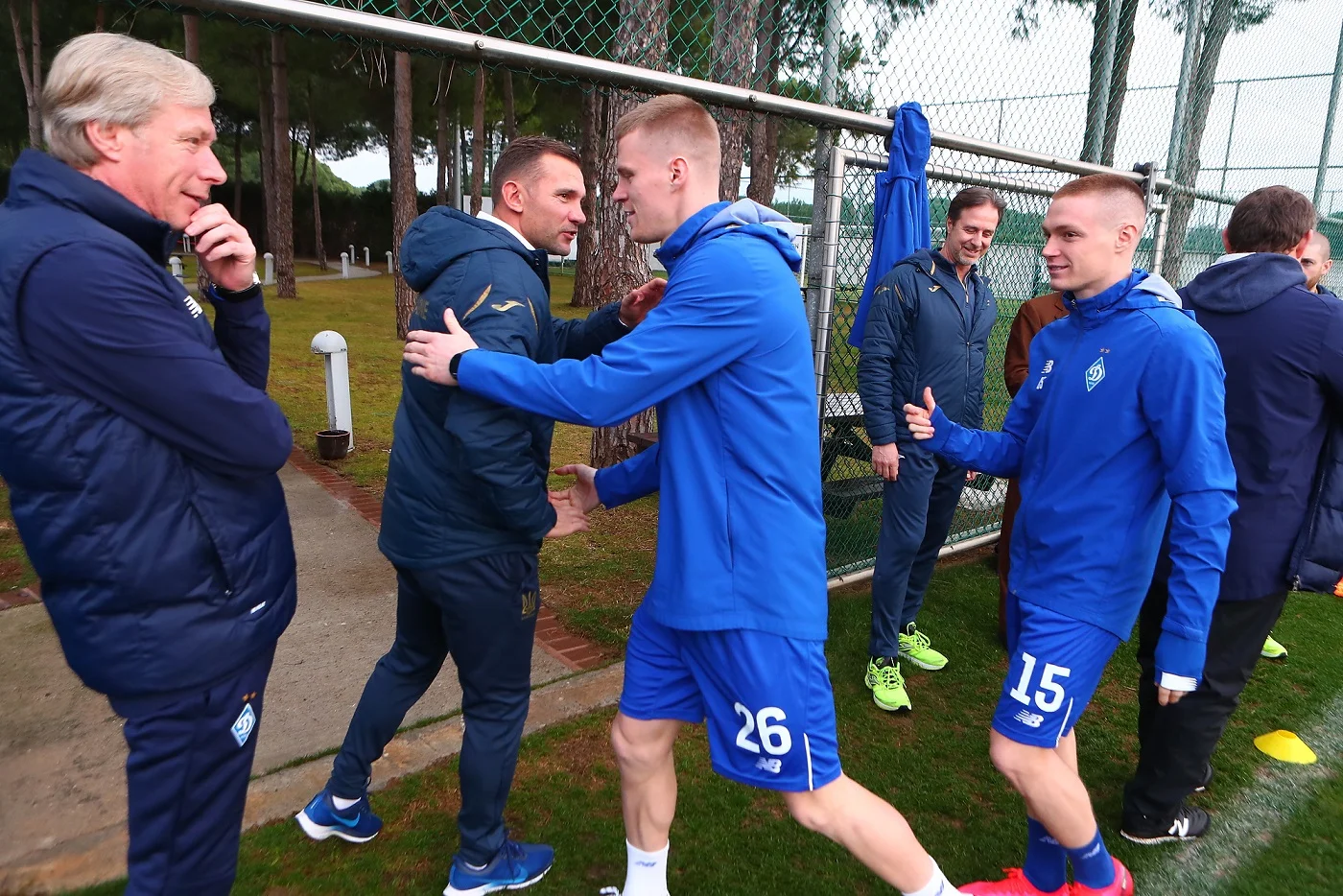 Шевченко здоровается с подопечными / Сайт Динамо