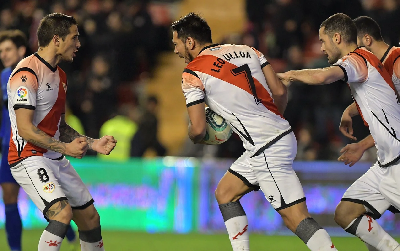 Ульоа в объятиях партнеров / твиттер Райо Вальекано