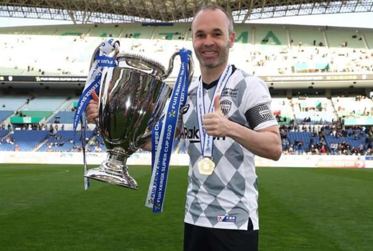 Андрес Іньєста з Суперкубком Японії / Фото з відкритих джерел