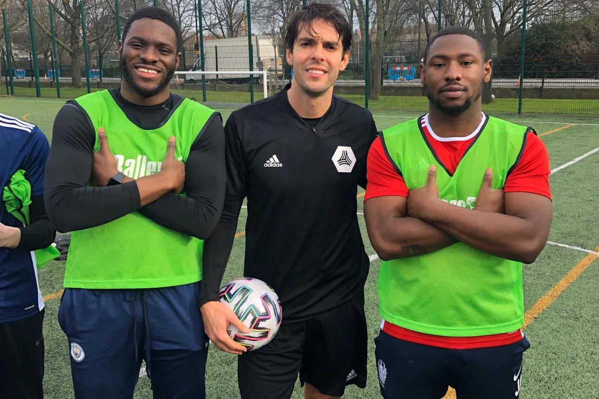 Кака сыграл с любителями в мини-футбол / соцсети