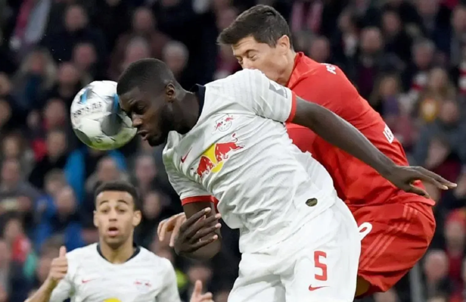 Дайот Упамекано та Роберт Лєвандовскі / Фото Daily Sun Post