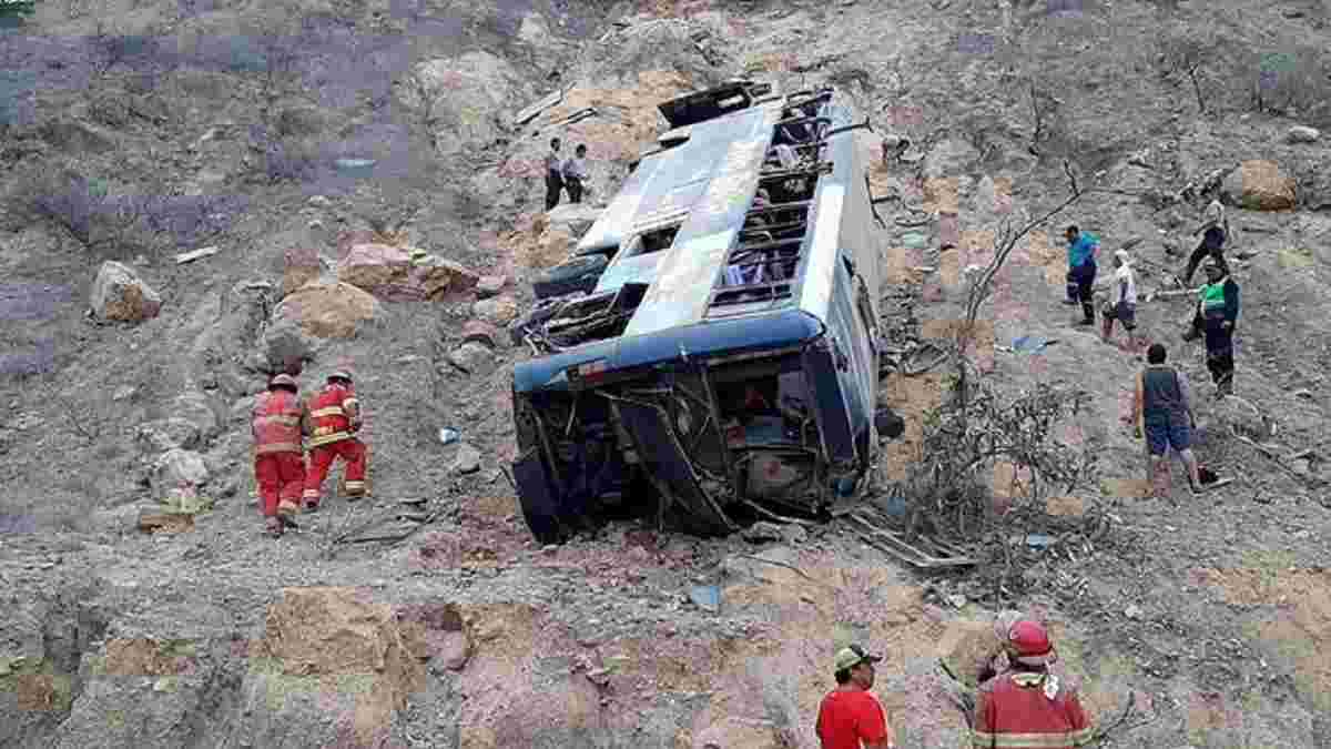 Вісім фанатів еквадорської Барселони загинули в результаті падіння автобуса з 15-метрової висоти – моторошні кадри