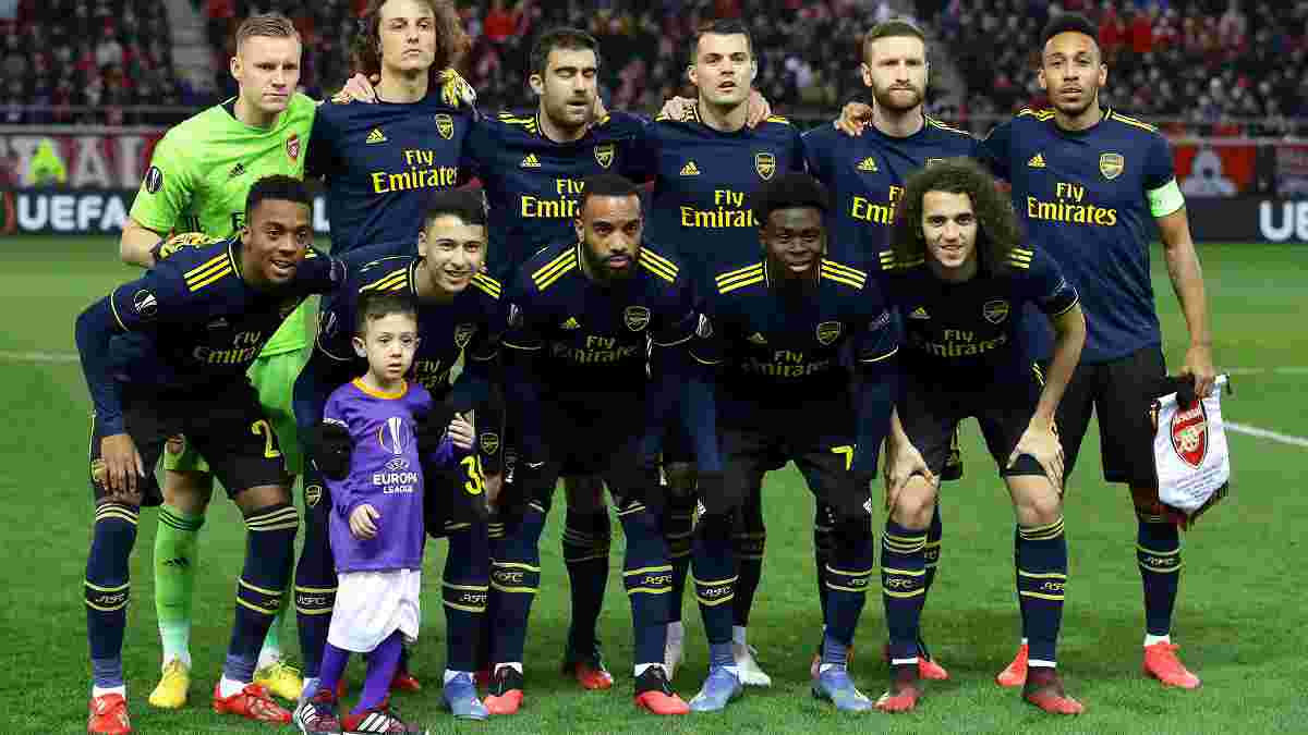 Хлопчик розгубився і потрапив на командне фото Арсенала – момент дня у Лізі Європи