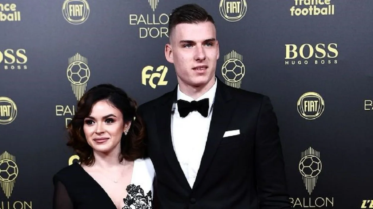 Лунін з нареченою на церемонії / France Football