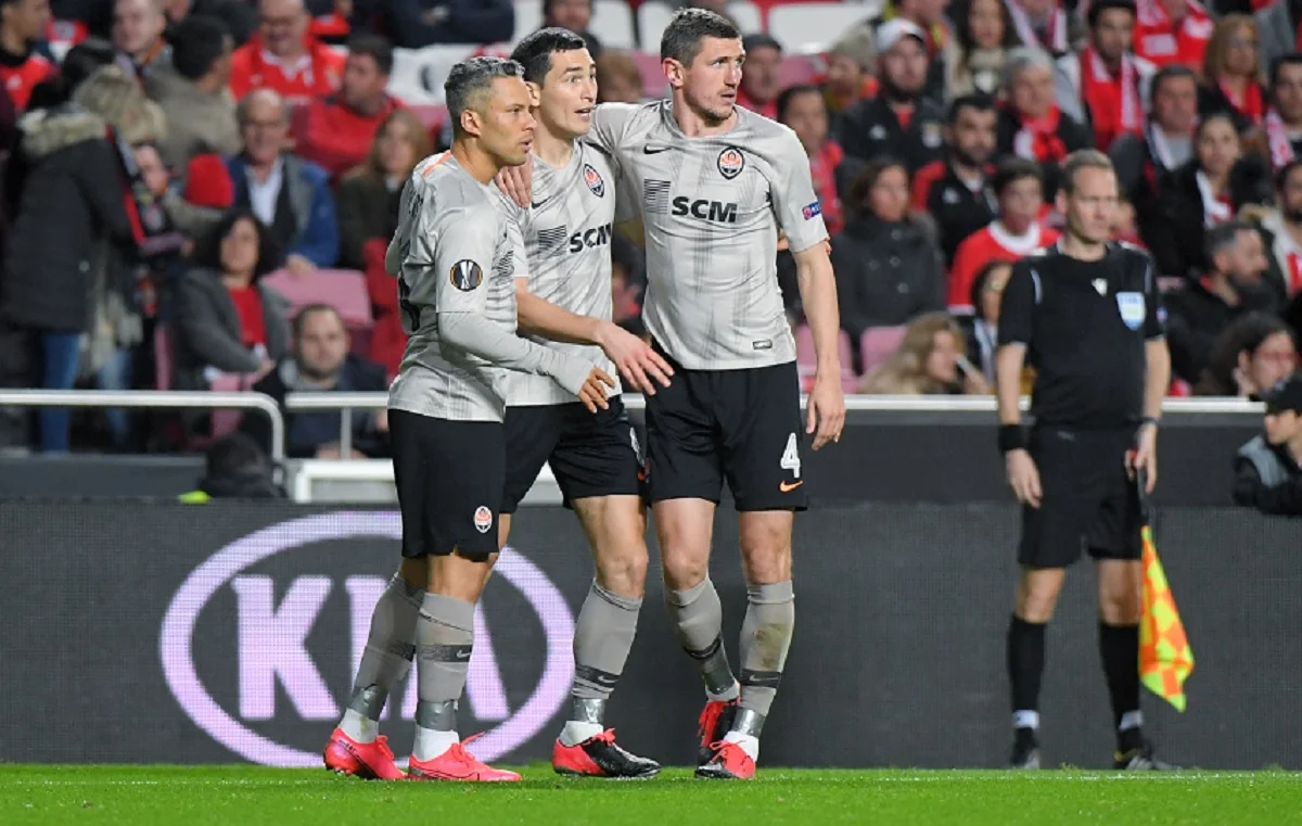 Тарас Степаненко в объятиях партнеров / Фото ФК Шахтер