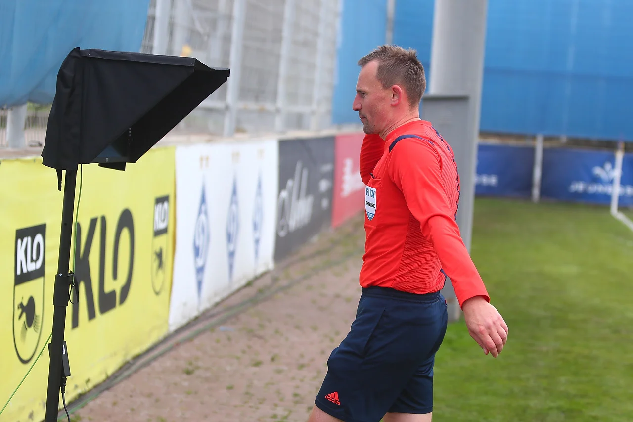 Арбитр использует систему VAR / Сайт Динамо