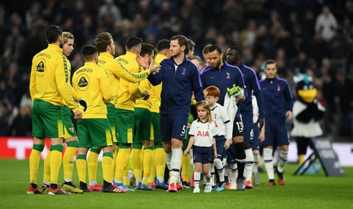 Рукопожатий перед матчем больше не будет / Фото из открытых источников