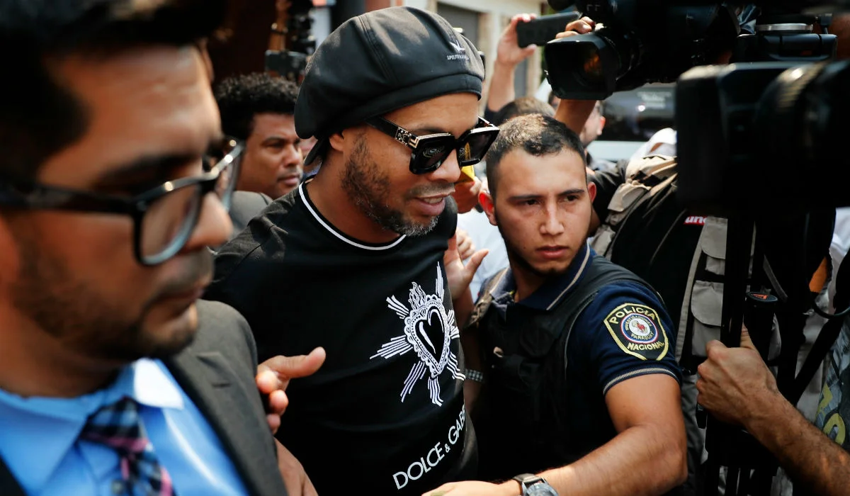 Роналдиньо перед судебным заседанием / The Sun