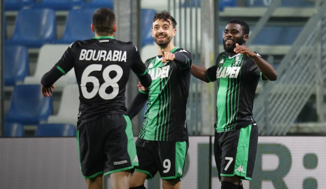 Франческо Капуто (в центрі) / Твіттер ФК Сассуоло