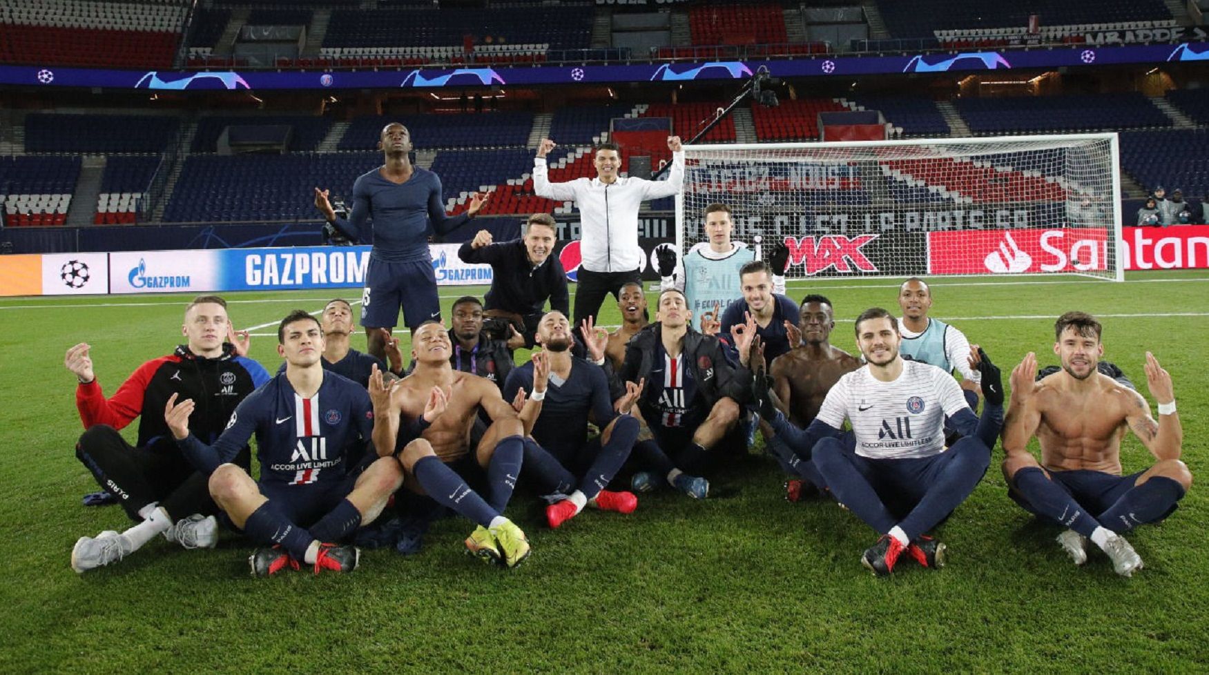 ПСЖ після перемоги над Борусією Д / Фото PSG Talk