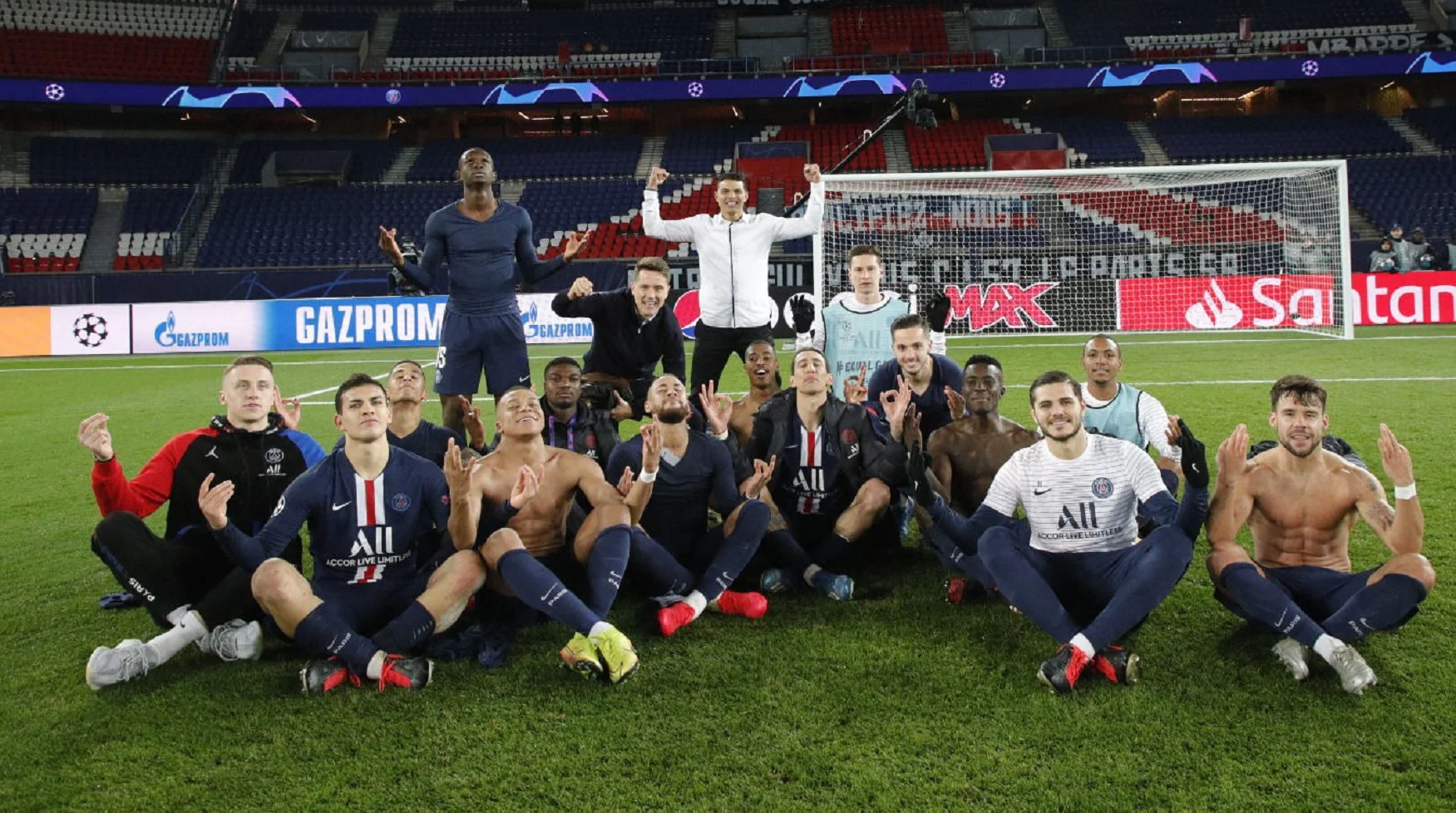 ПСЖ после победы над Боруссией Д / Фото PSG Talk
