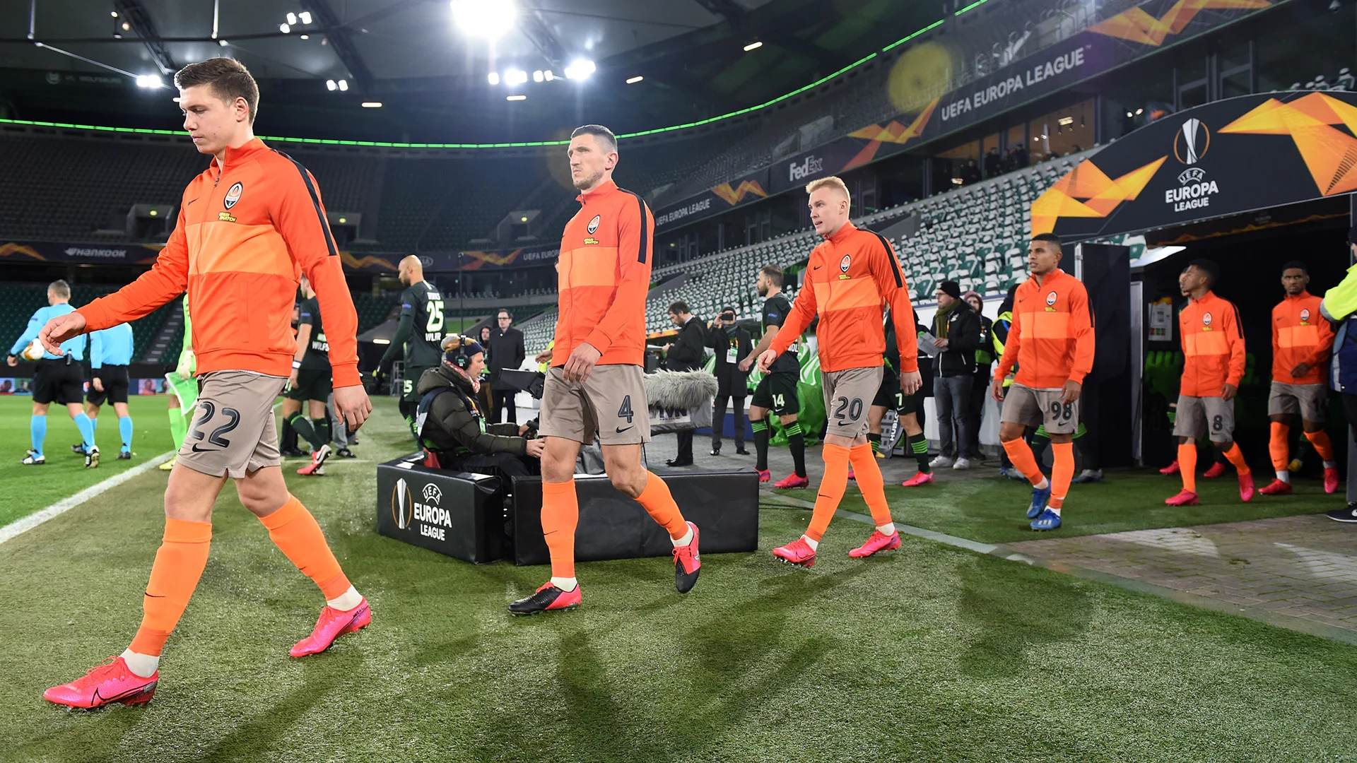 Игроки Шахтера на фоне пустых трибун в матче против Вольфсбурга / Сайт "горняков"