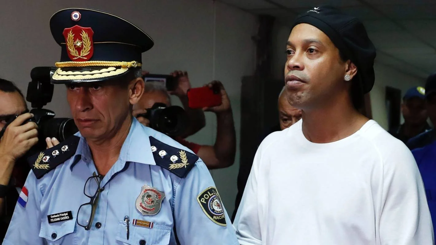 Роналдиньо находится в тюрьме / Reuters